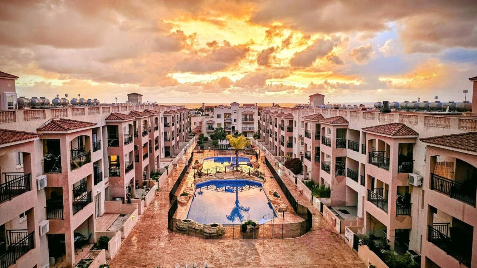 Royal-Seacrest Oasis, Pool-Side Apartment Paphos Exterior photo